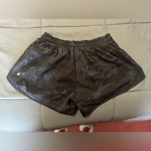 Lululemon Hotty Hot Shorts Black Camo